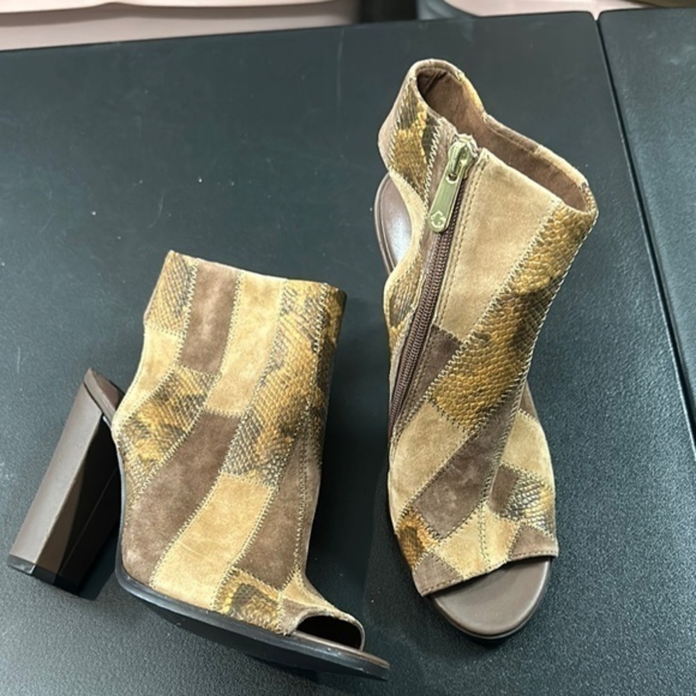 C . Wonder Ivy size 7.5 m Patchwork Tan and Brown Women's open toe Heeled Boots